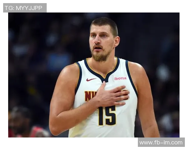 约基奇身着西装热情指导替补席皮克特频频点头展现默契配合