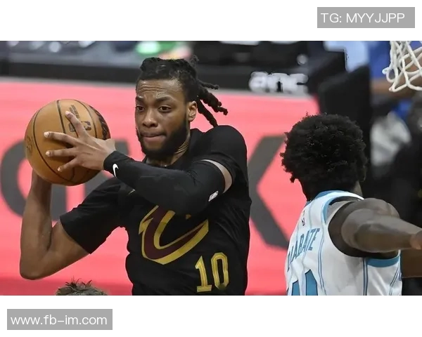 米切尔半场表现稳定15分钟内高效砍下14分2板助力球队进攻